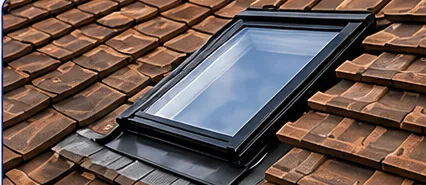 Roof window fitted in a tiled pitched roof